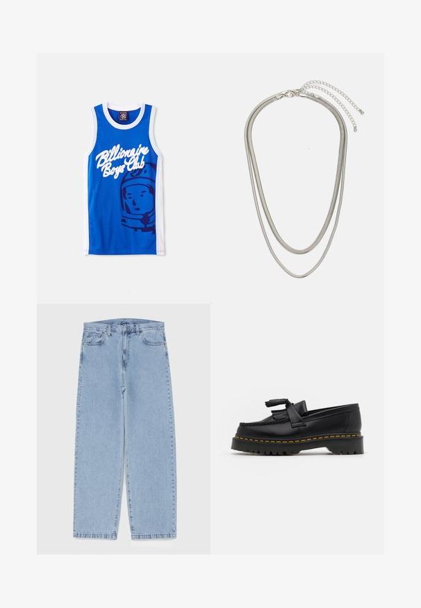 Blauwe mesh tanktop met een witte "Billionaire Boys Club" logo en een afbeelding van een astronaut. Witte afwerking langs de armen en de nek.; Lichtblauwe denim jeans met een recht model, voorzien van een middelhoge taille, vijf zakken en een knoop- en ritssluiting.; Zwarte leren loafers met een franjesaccent, voorzien van een dikke zwarte zool en gele stiksels langs de rand. Gevoelige afwerking.; Driedelige zilveren metalen halsketting met slanke, flexibele kettingen met een lichte glans, beveiligd met een karabijnhaak en een verstelbare ketting.