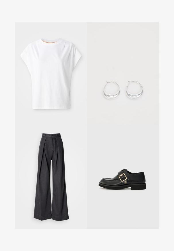 Bijela majica kratkih rukava širokog kroja. Ima okrugli izrez i suptilan logo detalj sprijeda. Izrađena od pamučnog materijala.; Hlače od crnog denima širokih nogavica s visokim strukom, s prednjim naborima i klasičnim zatvaranjem na zip. Oštra, glatka tekstura s čistim završetkom.; Crna kožna cipela s zaobljenim prstom, s zlatnom kopčom i ravnim gumenim potplatom. Glatka tekstura s suptilnim detaljima šivanja.; Srebrne naušnice u obliku obruča s poliranim završetkom i DKNY brendingom, prikazane na jednobojnoj bijeloj pozadini.