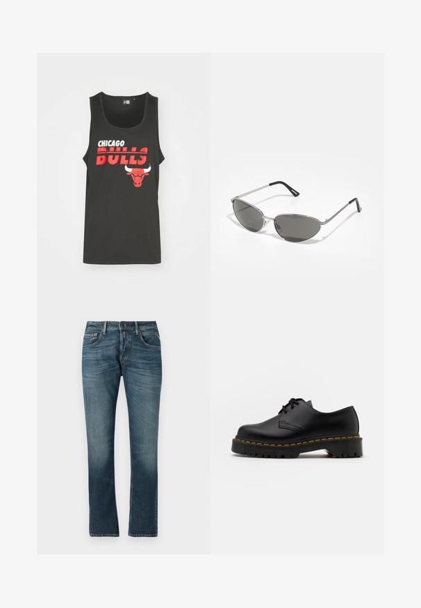 Fekete ujjatlan felső, amelyen a "CHICAGO BULLS" felirat piros színnel és fehér kerettel látható. Az alján középen egy piros bika grafika található. Könnyű anyagból készült.; Kék farmernadrág egyenes fazonnal, kopott mosással, öt zsebes kialakítással és kontrasztos varrásokkal. Gombos és cipzáras záródás.; Fekete bőr, fűzős cipő lekerekített orral, texturált gumitalppal és sárga varrással az alján. Lapos design és sima felület.; Sötétített lencsékkel rendelkező napszemüveg, elegáns, ezüst színű fém vázzal, aerodinamikus kialakítással, hegyes szélekkel és vékony szárakkal.; Hét ezüst gyűrűből álló szett, különböző formákkal és szélességekkel, köztük csavart, összekapcsolt és gravírozott mintákkal.