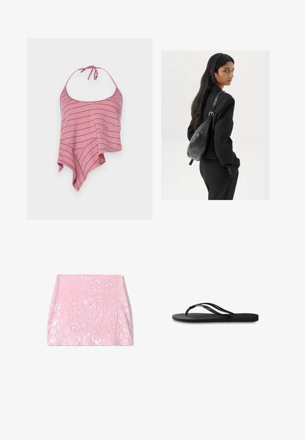 Črtasta top majica na halter, v roza in beeli barvi, z vodoravno asimetrično zasnovo in zavezovanjem na vratu. Mehka, lahka tkanina.; Mini krilo iz roza bleščic z navpično rebrasto teksturo, ki ima prilegan silhueto in bleščeče bleščice po površini.; Črne natikače z teksturirano gumijasto podlogo, dvema ozkima trakoma in subtilnim, vtisnjenim logom na traku.; Ženska z dolgimi temnimi lasmi, oblečena v črn kostim, nosi črno usnjeno torbo čez ramo in se ozira čez ramo proti beli podlagi.