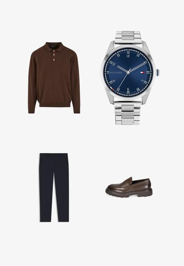 Braunes langärmeliges Poloshirt mit einem gerippten Saum und Bündchen, ausgestattet mit einer Drei-Knopf-Leiste und einem entspannten Schnitt.; Marineblaue Hose mit maßgeschneiderter Passform, ausgestattet mit zwei Vordertaschen, einem flachen Design und einer glatten Textur. Keine sichtbaren Muster oder Verzierungen.; Desa Slipper - brown; Silberne Metall-Uhr mit einem gebürsteten blauen Zifferblatt, weißen Stundenmarkierungen und einem Datumsanzeiger. Verfügt über ein verlinktes Metallarmband und ein Markenlogo.