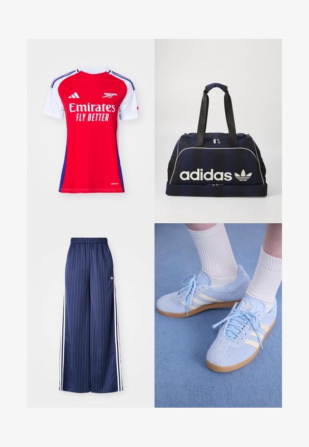 Červená a biela futbalová dres s krátkym rukávom modrými akcentmi, s logom "Emirates FLY BETTER" a značkou Adidas na ramenách.; Námornícke modré široké nohavice s vertikálnymi bielymi prúžkami, elastickým pásom a tromi bielymi pruhmi po bokoch, vyrobené z ľahkého materiálu.; Svetlo modré semišové tenisky s bielymi pruhmi, plochými šnúrkami a gumenou podrážkou. Nad členkami sú nosené rebrované biele ponožky.; Námorný športový vak s bielym logom Adidas, s uzatváraním na zips, dvoma pevným čiernymi uchami a bočnými sieťovanými vreckami. Hladký textúra látky.