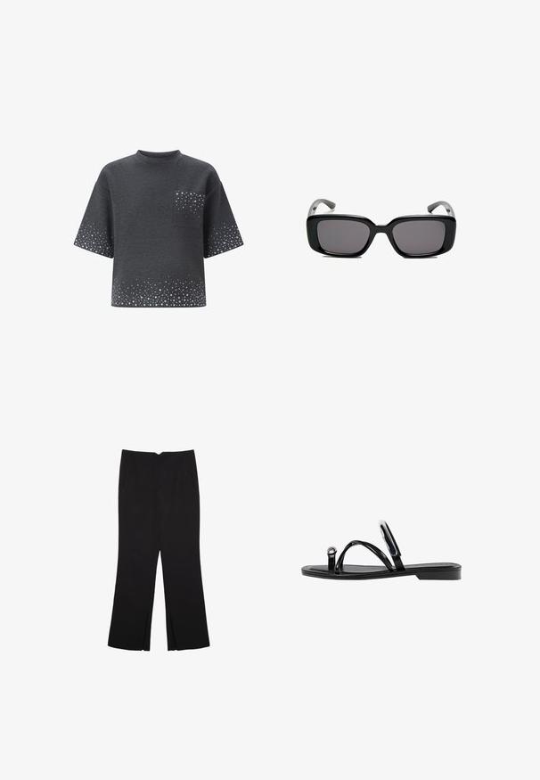 Mørk grå kortærmet skjorte med rund hals, brystlomme og spredt lys grå prikkemønster på ærmerne, lommen og kanten.; Sorte bukser med lige pasform, der har frontlommer og slidser i kanten. Lavet af blødt, glat stof. Velegnet til forskellige anledninger.; Sorte flade sandaler med en blank finish, tre tynde stropper og en cirkulær hardwaredetalje ved tæerne. Slankt design med en minimal hæl.; Sorte rektangulære solbriller med mørke linser, glat plastikramme og buede stænger. Designet er klodset med en minimalistisk æstetik.