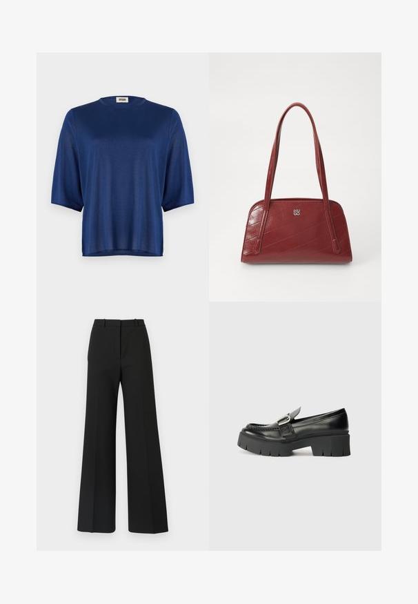 Námořnický modrý top s krátkým rukávem vyrobený z hladké látky, s kulatým výstřihem a volným střihem. Jednoduchý design bez vzorů nebo ozdob.; Černé kalhoty s širokými nohavicemi a přizpůsobeným střihem, se hladkým povrchem a jemnými záhyby vpředu. Bez viditelného kování nebo vzorů.; Černé kožené mokasíny s bytelnou gumovou podrážkou. Mají ozdobu v podobě přezky a prošívání po obvodu svršku. Rovný podpatek.; Červená prošívaná kabelka vyrobená z lesklého materiálu, se dvěma dlouhými uchy a akcentem stříbrného loga. Diagonální švy vytvářejí texturu.