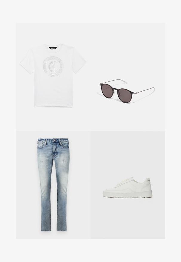 Biała koszulka z krótkim rękawem i okrągłym dekoltem, z logo srebrnego okrągłego węża i litery "J" oraz napisem "Just Cavalli" z przodu.; Jasnoniebieskie dżinsy z wyblakłym wykończeniem, wąski krój, pięć kieszeni i kontrastowe szwy.; Białe skórzane sneakersy o gładkim wykończeniu, okrągłym nosku, płaskich sznurówkach i teksturowanej podeszwie. Charakteryzują się delikatnym logo na pięcie.; Czarne okrągłe okulary przeciwsłoneczne z ciemnymi soczewkami i smukłymi metalowymi ramkami. Zawierają przezroczyste końcówki zauszników oraz srebrne akcenty przy zawiasie. Minimalistyczny design.