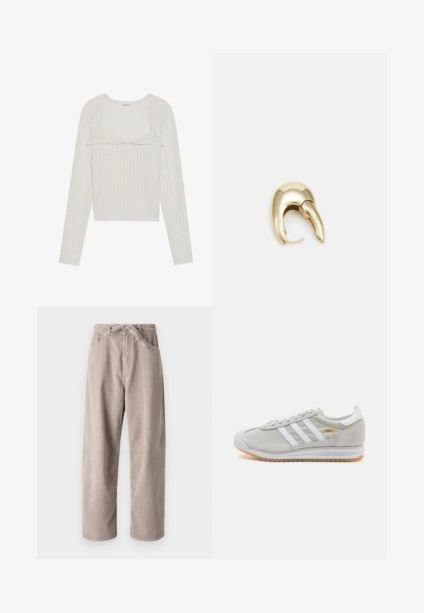 Lichtbeige lange mouw top met een ribbelstructuur. Beschikt over een kanten rand en een cropped design, met een ronde halslijn en aangesloten mouwen.; Beige corduroybroek met een losse pasvorm, voorzien van een tailleband met trekkoord, twee voortassen en een verticale ribbelstructuur.; Lichtgrijze sneaker van suede en mesh, met drie witte strepen, ronde neus en een gumrubberen zool. Gouden logo-accent bij de veters.; Gouden metalen oorbel met een slank, gebogen ontwerp. Beschikt over een kenmerkende puntige vorm, gepolijste oppervlakte en scharnier sluiting.