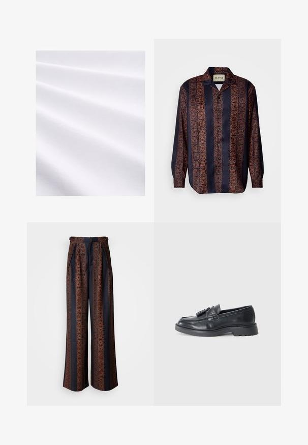 Detailní záběr hladké bílé tkaniny s jemnými záhyby a subtilní texturou.; Námořnická košile na knoflíky s květinovým geometrickým vzorem v odstínech oranžové. Má límec a dlouhé rukávy s knoflíkovými manžetami.; Široké kalhoty z tmavě modré tkaniny s jemným oranžovým geometrickým vzorem, s sklady vpředu a přiléhavým pasem.; Černé kožené mokasíny s kulatou špičkou, páskem se třásněmi a robustní podrážkou s vzorováním. Hladká textura a klasický design.