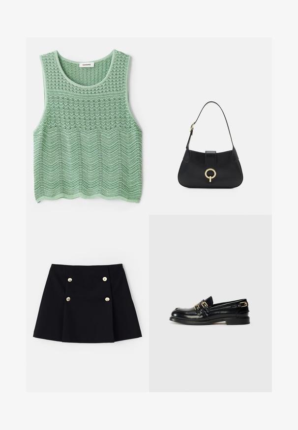 Žalias megztas be rankovių viršus su tekstūruotu banginiu raštu, turintis apvalų iškirpimą ir tiesų nugarėlį. Etiketas: Sandro.; Juoda mini sijonas iš lankstaus audinio, su dviem auksiniais mygtukais priekyje, raukšlėta konstrukcija ir tiesiu kraštu.; Juodos odinės loafer tipo bateliai su blizgiu paviršiumi, turi du auksinius užsegimus ir žemą kulną. Lygus paviršius su suapvalintu pirštu.; Juoda odinė rankinė su kreiva siluetu, trumpa rankena, centriniu auksinės spalvos apdailos elementu ir lygiomis tekstūromis. Nėra matomų raštų ar akcentų.
