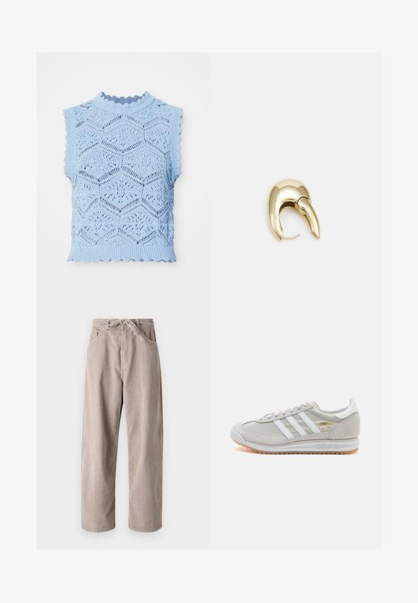Hellesblaues gestricktes ärmelloses Oberteil mit einem sechseckigen Muster, gewellten Kanten und einem hohen Kragen mit feiner Rippenstruktur.; Beige Cordhosen mit lockerer Passform, ausgestattet mit einem Kordelzugbund, zwei Fronttaschen und vertikal geripptem Muster.; Hellgraue Sneaker aus Wildleder und Mesh, mit drei weißen Streifen, runder Zehenpartie und einer Sohle aus Gummi. Goldenes Logo-Detail nahe der Schnürsenkel.; Ohrringe aus goldfarbenem Metall mit einem schlanken, geschwungenen Design. Sie verfügen über eine markante, spitze Form, eine polierte Oberfläche und einen Scharnierverschluss.