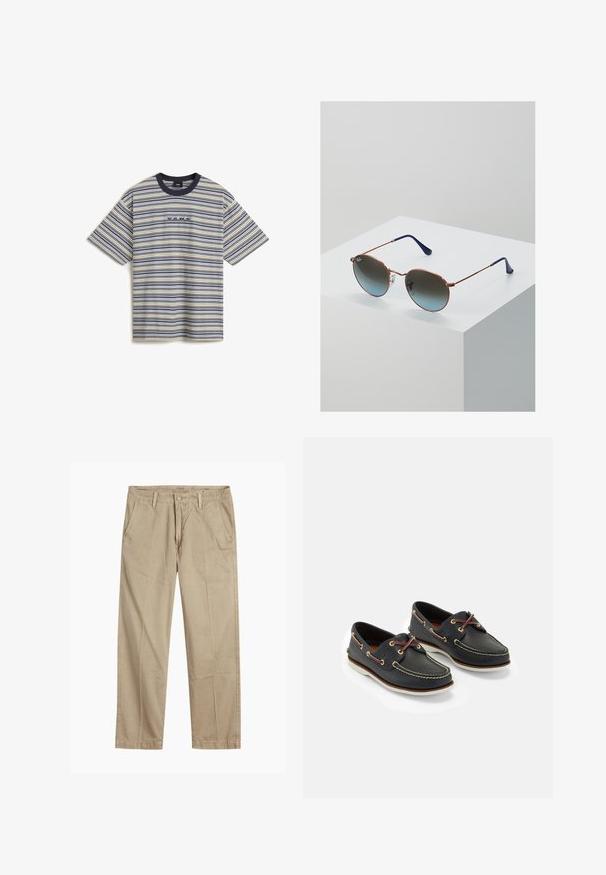 Vans CAMERON STRIPE - Camiseta estampada - white; Chinos beige de pierna recta con trabillas para cinturón, cierre de botón y cremallera en la parte delantera, y bolsillos delanteros inclinados.; Zapatos de barco de cuero azul marino con costuras amarillas, cordones rojos y ojales plateados; punta redonda; suela de goma blanca.; Gafas de sol con lentes graduales redondos y delgado marco de metal color oro rosa. Puntas de las varillas de plástico azul. Colocadas sobre un pedestal de exhibición blanco.