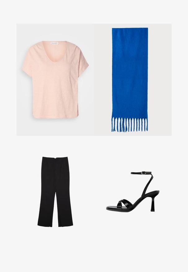 Ljusrosa t-shirt med kort ärm, V-ringning och sidoflikar. Tillverkad av mjukt, texturerat tyg. Varumärkesetikett synlig vid halsringningen.; Svarta byxor med rak passform, utrustade med framfickor och sidoklyvningar vid fållen. Tillverkade av mjukt, slätt tyg. Lämpliga för olika tillfällen.; Svart sandal med remmar och klack, fyrkantig tå. Har en tunn ankelrem, glänsande lädermaterial och en stilettklack.; Blå fransad scarf gjord av mjukt tyg; har en enhetlig färg med en texturerad yta och jämnt klippta fransar i botten.