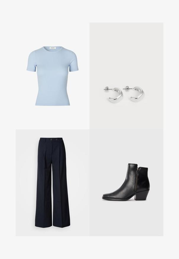 Heledad sinine ribaga t-särk lühikeste varrukate ja ümmarguse kaelusega. Pehme tekstuur, sobiv disain, ilma nähtavate logode või kaunistusteta.; Tumesinine triibuline laia säärega püksid kahe esiknööriga, kohandatud disain, voldi ning siledat tekstuuri.; Must musta ankle saapad terava ninaga, külgzipperiga ja paksu kontsaga. Sile tekstuur ja minimalistik disain.; Hõbedased rõngas kõrvarõngad, millel on sile ja poleeritud viimistlus. Ümmargune kuju, millel on veidi kumer disain ja sulandatud servad. Klambri sulgemine.