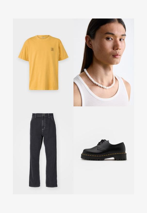 Koszulka z krótkim rękawem, okrągłym dekoltem w kolorze musztardowym. Posiada małą kwadratową naszywkę z logo po lewej stronie klatki piersiowej. Miękka, bawełniana faktura.; Czarne dżinsy z prostymi nogawkami, z zamkiem błyskawicznym, pięcioma kieszeniami oraz kontrastowym przeszyciem wzdłuż szwów.; Czarne skórzane buty na sznurówki z zaokrąglonym noskiem, teksturowaną gumową podeszwą i żółtym przeszyciem wokół podstawy. Płaski design i gładkie wykończenie.; Biała muszelkowa naszyjnik składający się z nieregularnych kształtów, noszony na dopasowanym białym podkoszulku. Gładka tekstura z subtelnym połyskiem, przylegający fason.