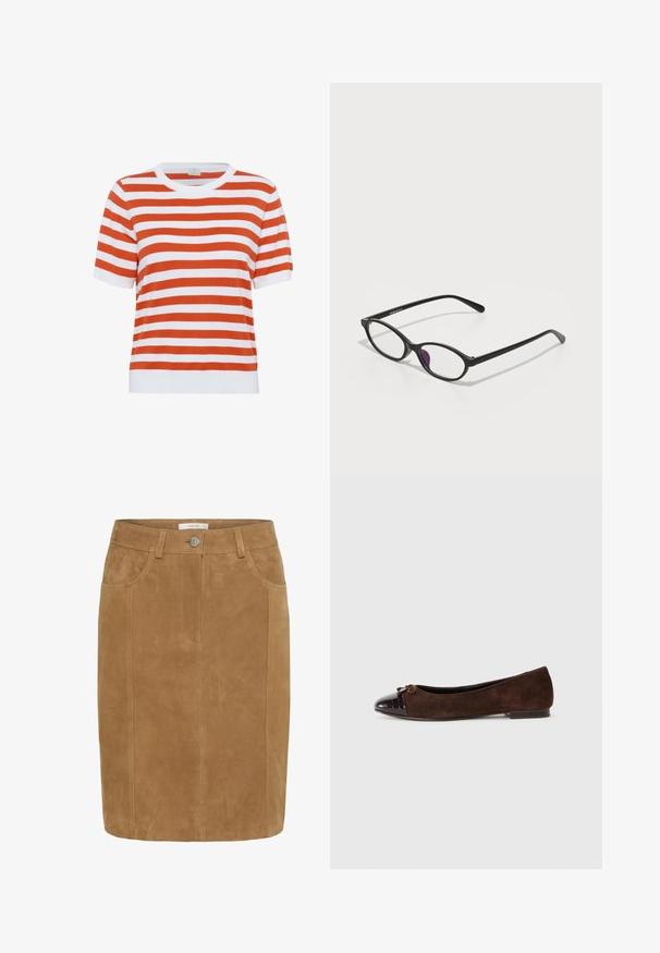 Randig kortärmad stickad topp i orange och vitt; rund hals; mjuk textur; rak skärning; avslutad med en enhetlig vit ribbad fåll.; Brun mocka blyertkjol med en slät yta, frampockar, knappstängning och vertikala sömdetaljer.; Bruna mockasiner i mocka med en glänsande mörkbrun lacklädertå och en liten rosettdetalj fram. Platt klack.; Svarta plastglasögon med oval form, utrustade med klara linser och en lila accent på vänstra linsen. Snygg, minimalistisk design.; Väska i tan läder med en strukturerad design, dubbla handtag och detalj med guldfärgad lås. Slät textur med rundade hörn.