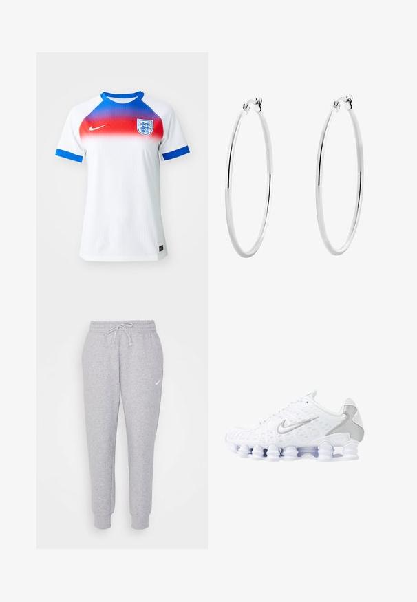Bijela nogometna majica s gradijentnom crvenom i plavom ovratnikom, plavim rukavima, s engleskim grbom na lijevoj strani prsnog koša. Izrađena je od teksturiranog materijala.; Svijetlosive trenirke s elastičnom trakicom u struku, sužene nogavice i mali bijeli logo na lijevom bedru. Izrađene su od mekog, teksturiranog materijala.; Bijele atletske tenisice s mrežastim gornjim dijelom, srebrnim akcentima i jedinstvenim dizajnom potplata u obliku spirale. Imaju podstavljeni ovratnik i vezanje za prilagodbu.; Srebrne naušnice u obliku kružnice s glatkom, poliranom površinom i tankim, okruglim oblikom. Dizajn uključuje sigurno kopčanje.
