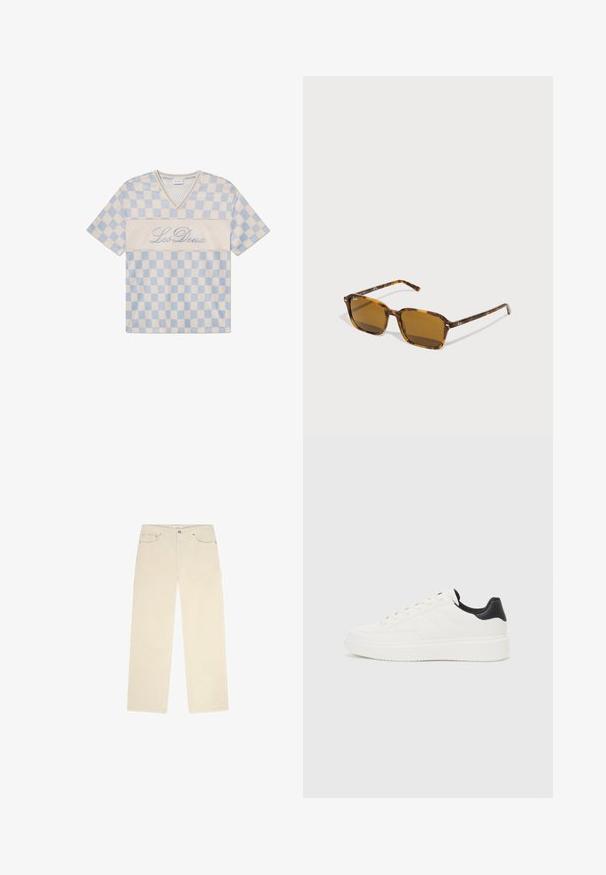 Modra in krem pikasta mrežasta majica s kratkimi rokavi z V-izrezom in vezenim napisom "Les Deux" spredaj v kurentnem pisanju.; Bež žametne hlače s ravnim krojem, ki imajo dve sprednji žepki in subtilno rebrasto teksturo. Vključeni so tudi kovinski dodatki.; Beli usnjeni superge z embosiranim vzorcem, teksturiranimi belimi srednjimi podplati in črnim poudarkom na peti. Imajo zaobljen nos in ravne vezalke.; Sončne očala iz želvje lupine s kvadratnimi okvirji, rjavimi lečami in črnimi ročaji, ki imajo bele logotipne akcentne točke.