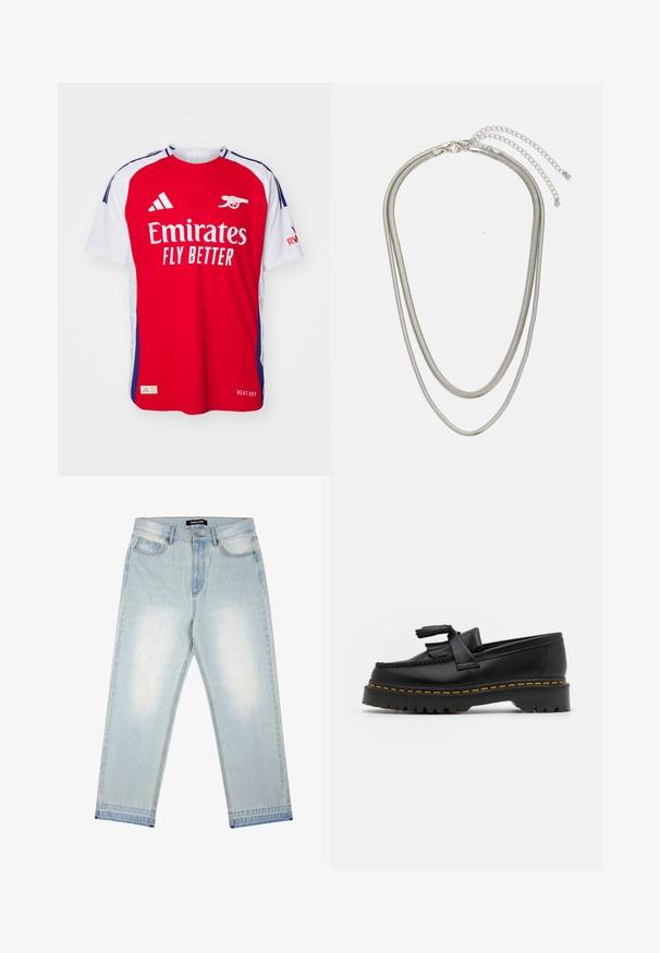 Rood-wit voetbalshirt met korte mouwen, met het logo "Emirates FLY BETTER", Adidas-strepen en het Arsenal-embleem. TEXTUUR: glad.; Pegador BARROW - Wijde jeans - sand washed blue; Zwarte leren loafers met een franjesaccent, voorzien van een dikke zwarte zool en gele stiksels langs de rand. Gevoelige afwerking.; Driedelige zilveren metalen halsketting met slanke, flexibele kettingen met een lichte glans, beveiligd met een karabijnhaak en een verstelbare ketting.