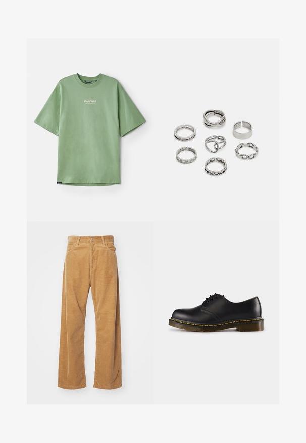 Roheline lühikeste varrukatega T-särk, mis on valmistatud puuvillast, ümarate kaelustega ja väikese valge logoga rinnal. Sile tekstuur, mugav lõige.; Karedžvõrkudega laiade jalgade püksid beežikas värvuses. Omab tekstuuriga vertikaalseid triibusid, tavalist vöökohta ja kahte esipoolt taskut.; Musta nahkne saabas ümarate varvastega, nööridega kinnise disainiga, kollase õmblusega tallal ja paksu, tekstuurse kummist tallaga.; Seitsme hõbesõrmuse komplekt, millel on erinevad kujundid, sealhulgas keerdunud, seotud ja graveeritud mustrid. Erinevad kujundid ja laius.