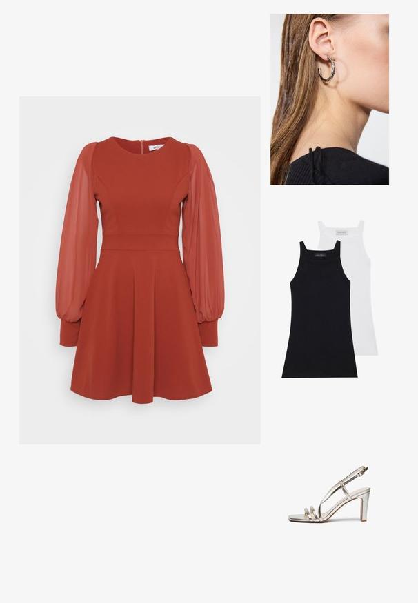 To sove tops i sort og hvid. Lavet af blødt, strækbart stof med en ribbet tekstur og et tætsiddende design. Har smalle stropper.; Rød kjole med korte, puffede gennemsigtige ærmer, tætsiddende liv, udvidet nederdel og lynlås i ryggen. Fremstillet af tekstureret stof med en glat finish.; Metallic sølv højhælet sandal med åben tå, der har tre tynde stropper over foden og en ankelstrop med spænde.; Guldmetalisk clutch-taske med en glat tekstur, der har en trekantet klaplukning. Den hånd, der holder den, har pænt manicurede negle.; Sølv hoop ørestik med en poleret overflade, prydet med små guld accenter og en rund form, båret på øreflippen.