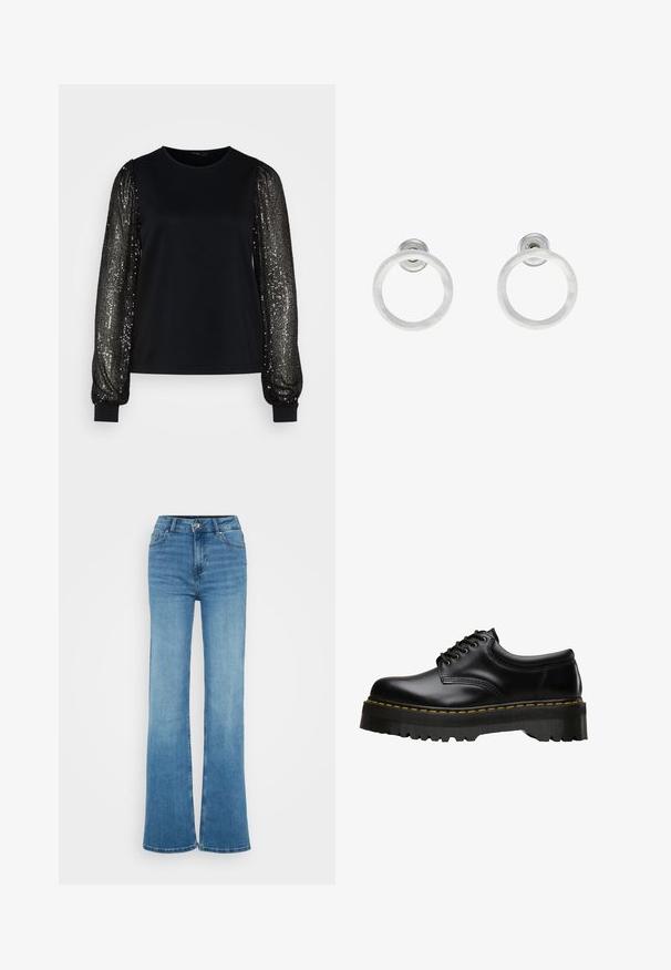 Čierny top s krátkymi rukávmi z jemného materiálu, s dlhými flitrovými rukávmi s vertikálnymi pruhmi a priliehavými manžetami.; Džínsy s vysokým pásom s modrou farbou a rozšírenými nohavicami, hladkým povrchom, prešitou prednou kapsou a surovými lemami pri širokých otvoriach nohavíc.; Čierne kožené šnurovacie topánky s hrubou, zúbkovanou čiernou gumovou podrážkou a žltým prešívaním pozdĺž okraja, s hladkým povrchom.; Strieborné kovové náušnice vo forme kruhov s brúsenou textúrou, so zaobleným dizajnom a priehľadným zarážkou pre bezpečné nosenie.