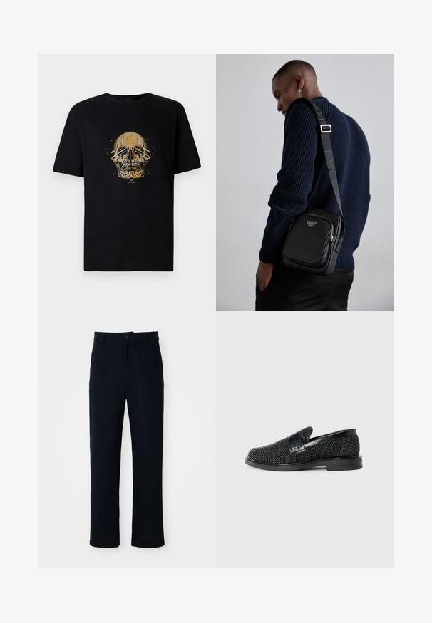 Juodas medvilninis marškinėlis, kuriame yra auksinės ir raudonos spalvos kaukolės grafika su sudėtingais raštais ir klasikiniu apvaliu iškirpimu.; Tamsiai mėlynos medvilninės kelnės, turinčios tiesioginį kirpimą, priekyje užsegamos mygtuku ir klasikine juosta su dirželio kilpom.; Juodas pintas slip-on tipo batelis su lygiu odiniu akcentu viršuje, apvalios nosies dizainas ir žemas guminis padas.; Juodas odinis kryžiumi nešiojamas krepšys su užtraukiamu skyriumi, logotipo detale ir prekinio ženklo reguliuojama juosta. Dėvimas ant tekstūrinio tamsiai mėlyno megztinio.