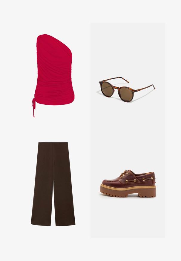 Rode top met één schouder, gemaakt van zachte, rekbare stof met een geplooide textuur; inclusief verstelbaar trekkoorddetail bij de zoom.; Wijdvallende broek gemaakt van een gladde, donkerbruine stof. Kenmerkt zich door een hoge tailleband en een minimalistisch ontwerp zonder versieringen.; Bruine leren botenschoenen met een stevige bruine rubberen zool, gouden ogen en contraststiksels. Heeft een logo aan de zijkant.; Ronde zonnebril met een schildpadprint frame en bruine lenzen. Bevat dunne pootjes met een lichte textuur en metalen accenten bij de lenzen.