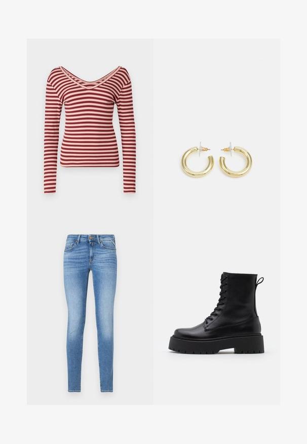 Langarmtop in rode en lichtroze strepen, met een diepe V-hals, ribbeltextuur en een aansluitend ontwerp.; Slim-fit lichtblauwe spijkerbroeken met een middelhoge taille, vooraan met knoopsluiting en een vijf-pocket ontwerp.; Zwarte leren enkelboots met een ronde neus, vetersluiting aan de voorkant en een dikke rubberen zool met een gestructureerd profiel. Trekbandje aan de achterkant.; Gouden creolen met een gladde, glanzende afwerking. Circulaire vormgeving met een kleine post en een doorzichtige achterkant voor een veilige draagervaring.