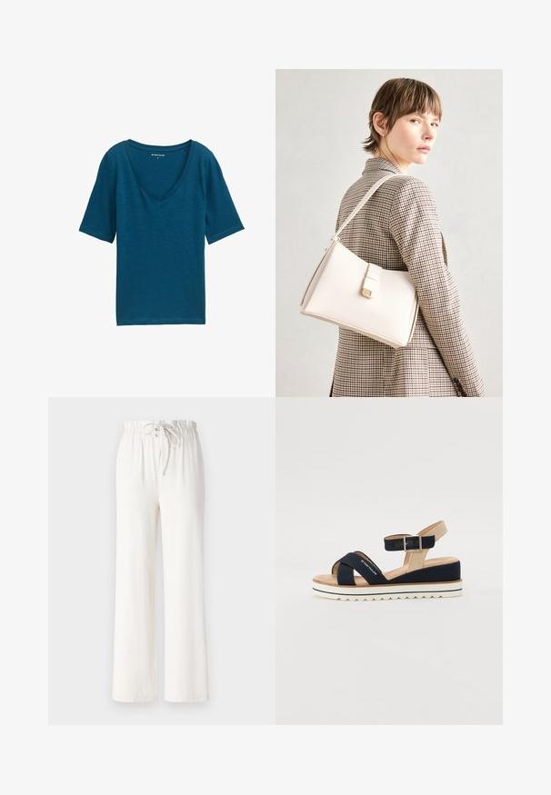 Teal V-galléros póló, puha anyagból készült, rövid ujjakkal és laza szabással. Sima textúra, minimális részletezéssel.; Fehér, bőszárú nadrág, puha anyagból készült, húzózsinóros derékkal és sima felülettel. Nincsenek rajta minták vagy díszítések.; Tengerészkék szandál két vászonpánttal, állítható bokapánttal és textúrált bézs hátsó résszel. Vastag, fehér, hullámos talp. Márkanevével ellátott pánt.; Fehér bőr táska strukturált dizájnnal, mágneses záródással és vállpánttal, semleges háttér előtt bemutatva.