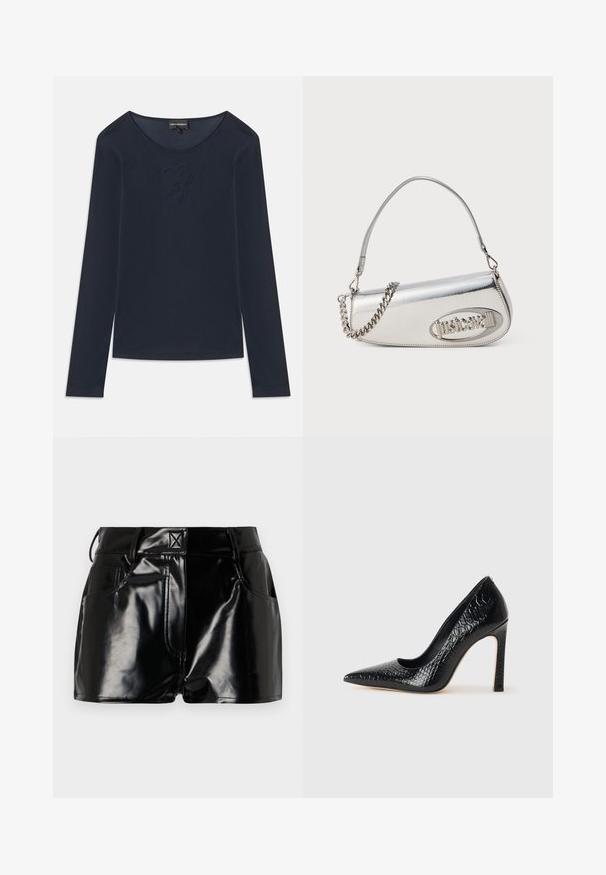 Tengerészkék, hosszú ujjú, kerek nyakú póló, diszkrét hímzett logóval a mellkasnál, puha anyagból készült, fehér háttérre fektetve.; Fekete, fényes sort szintetikus anyagból. Jellemzője a fitted derék, övhurkok és elülső zsebek jellegzetes varrási részletekkel.; Fekete hegyes orrú magassarkú cipő krokodilbőr textúrával, letisztult dizájnnal, magas tűsarkú és sima fekete belső résszel.; Ezüst fémes kézitáska lekerekített háromszög alakú, logóval, láncos pánttal és sima textúrával. Oldalán cipzáras záródás.