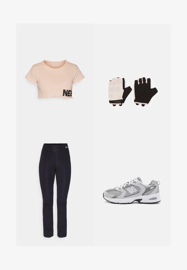 Világos rózsaszín, rövid ujjú, pamutból készült cropped póló. Az alsó bal oldalon fekete "NEB" felirattal. Kerek nyakkivágású.; Fekete sportnadrág sima felülettel, széles elasztikus derékkal és testhez simuló kialakítással, mely enyhén szűkül a bokához.; Szürke sportcipők hálós és velúr felsőrésszel, fehér fűzőkkel és fekete talppal. Kiemelkedő "N" logóval és párnázott gallérral rendelkezik.; Rózsaszín és fekete dizájnnal rendelkező fitneszkesztyű, lélegző anyagból, állítható csuklópánttal és texturált fogási kiemelkedésekkel.