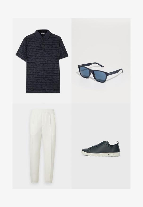 Marineblå poloskjorte med korte ermer, med et teksturert mønster av skriptet tekst i mørkere marineblått. Knappliste og kontrasterende krage.; Hvite smale bukser med elastisk midjebånd, med to sidelommer og en glatt, litt skinnende tekstur.; Mørk marineblå lærersneaker med glatt finish, rund tå, seks Øyelet snøring og kontrasterende hvit gummisåle. Har merkevare på siden.; Blå rektangulære solbriller med mørke linser, matt marineblå ramme, logo-detajler på stengene, rette armer og en solid, glatt tekstur.