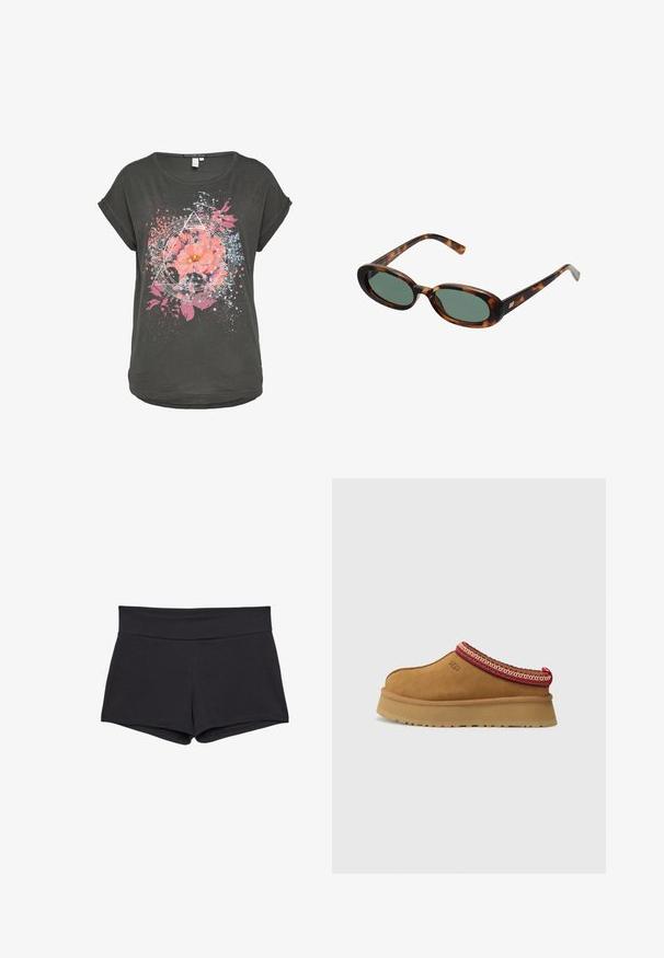 Tamno siva majica s kratkim rukavima s cvjetnim grafičkim uzorkom koji sadrži ružičaste cvjetove i plave akcentne boje, okružena geometrijskim oblicima i uzorcima prskanja.; Crne, uske kratke hlače s širokim pojasom, napravljene od mekanog, rastezljivog materijala. Rubovi su glatki bez vidljivih zakovica ili uzoraka.; Smeđe zamšaste cipele na sklizanje s crveno-cream uzorkom oko ruba, teksturiranim potplatom i UGG logom sa strane. Imaju blagu platformu.; Sunčane naočale u boji kornjače s ovalnim okvirom i zelenim staklima. Imaju tanke ručke s metalnim detaljem blizu šarki.; Crna kožna hobo torba s mekanim, zakrivljenim oblikom. Ima široku gornju dršku i nabore na dnu koji daju opuštenu teksturu.