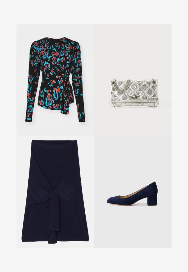 Crna majica s dugim rukavima koja ima šareni cvjetni uzorak u crvenoj, tirkiznoj i plavoj boji, s čvorastim naglaskom u struku.; Nabrano plavi sako suknja napravljena od mekanog, rastezljivog materijala s čvorastim dizajnom sprijeda, koja ima glatku teksturu i krojene ivice.; Tamno plava suede salonka s šiljastim vrhom i blok petom srednje visine. Glatka tekstura s blagim sjajem i malim izrezom sprijeda.; Srebrna metalik torba s lancem za nošenje, kviltana tekstura, dekorativni šavovi i zatvaranje na patentni zatvarač. Sadrži reljefne naglaske na prednjoj strani.