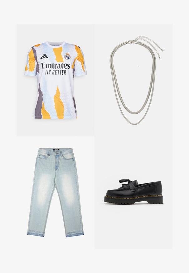 Maglia da calcio bianca con motivi astratti in arancione, blu e grigio. Presenta il logo "Emirates Fly Better" e le strisce Adidas sulle maniche.; Pegador BARROW - Jeans loose fit - sand washed blue; Mocassino in pelle nera con un'accento a frange, dotato di una suola nera spessa e cuciture gialle lungo il bordo. Finitura testurizzata.; Collana in metallo argentato a tre strati caratterizzata da catene sottili e flessibili con una leggera lucentezza, fissata con un gancio a molla e una catena regolabile.