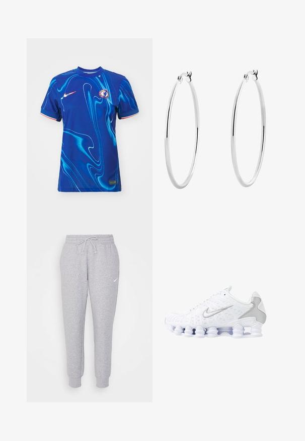 Blauwe Nike voetbalshirt met een gemarmerd patroon, ronde hals, korte mouwen en teamlogo op de borst. Textuurstof, accent randen.; Lichtgrijze sweatpants met een trekkoord bij de taille, taps toelopende benen en een klein wit logo op de linkerdij. Gemaakt van een zachte, gestructureerde stof.; Witte sportieve schoenen met een bovenwerk van mesh, zilveren accenten en een unieke spiraalzoolontwerp. Voorzien van een gevoerd kraag en vetersluiting voor een goede pasvorm.; Zilveren oorringen met een gladde, gepolijste oppervlakte en een dunne, ronde vorm. Het ontwerp heeft een veilige sluiting.