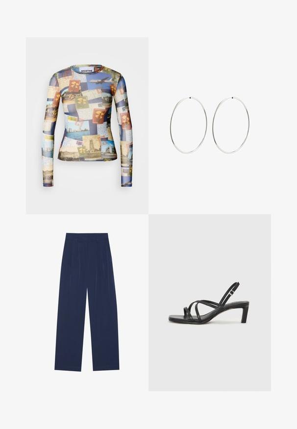 Langarmshirt met een collage van vintage ansichtkaarten en postzegels in blauwe, beige en groene tinten; soepel, lichtgewicht stof.; Navyblauwe wijde broek van zachte stof, voorzien van voorplooien, een gladde textuur en een rechte pasvorm zonder zichtbare zakken.; Zwarte sandaal met bandjes, vierkante teen en een lage blokhak. Voorzien van meerdere dunne bandjes en een verstelbare enkelband. Gemaakt van zacht leer.; Zilveren oorbellen in een gladde, ronde vorm met een gepolijste afwerking. Ze zijn dun en lichtgewicht, met een eenvoudige haaksluiting.