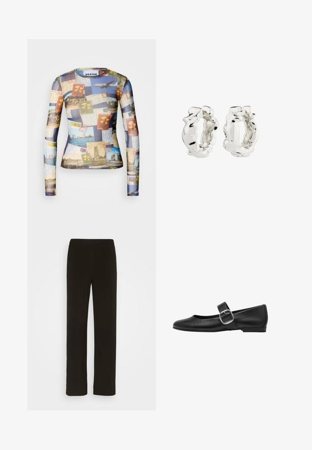 Koszula z długim rękawem, z kolażem vintage'owych pocztówek i znaczków w odcieniach niebieskiego, beżowego i zielonego; gładki, lekki materiał.; Czarne spodnie o prostych nogawkach, wykonane z tkaniny o splocie, z gładkim przodem, dwoma bocznymi kieszeniami i gładką fakturą. Bez widocznych wzorów ani akcentów.; Czarne skórzane baleriny z okrągłym noskiem, pojedynczym regulowanym paskiem i dużym srebrnym detalem w postaci klamry. Płaski obcas i gładka tekstura.; Srebrne kolczyki w kształcie kółek o fakturowanym, nieregularnym wzorze. Powierzchnia jest lustrzana, ukazując krzywizny i kontury. Wnętrze jest puste.