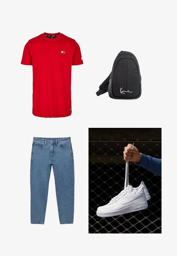 Punainen puuvillapaita, jossa on pyöreä kaula-aukko, lyhyet hihat ja pieni musta logo vasemmassa rinnassa ja hihassa. Sileä, yksivärinen kangas.; Siniset farkut suoralla lahkeella, viisi taskua ja vetoketjukiinnitys. Ominaisuuksiin kuuluu näkyvät tikkaukset ja haalistunut rakenne.; Valkoiset nahkasneakersit, joissa on rei'ityksiä, pyöreä kärki, tasapohja ja paksut nauhat, joissa on näkyvä swoosh-logo ja "AIR" kantapäässä.; Musta kangaskassireppu, jossa on sileä pinta, kaareva muotoilu, vetoketjullinen osio ja valkoinen logo etupuolella.