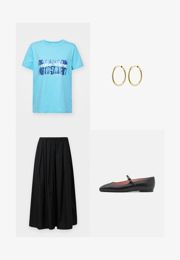 Jasnoniebieska bawełniana koszulka z krótkim rękawem, z grafką w ciemnoniebieskim tekście. Okrągły dekolt. Gładka struktura, casualowy krój.; Czarna, plisowana spódnica z lekkiego materiału z elastycznym pasem. Długości do ziemi, o gładkiej fakturze i minimalistycznym wzornictwie.; Czarne skórzane płaskie buty z wydłużonym noskiem i paskiem na kostkę z złotym zapięciem. Gładka tekstura o lekko błyszczącym wykończeniu.; Złote metalowe kolczyki w kształcie kół z gładkim wykończeniem, okrągłe, z bezpiecznym zapięciem. Polerowana powierzchnia bez widocznych wzorów lub akcentów.