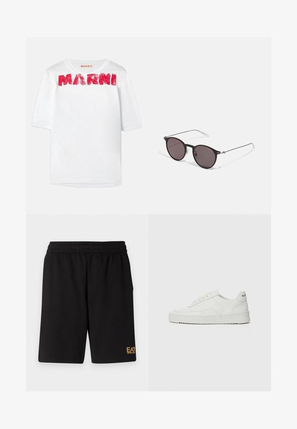 Valkoinen lyhythihainen t-paita, jossa on leveä pyöreä kaula-aukko ja punainen "MARNI" -logo printattuna, kangas on hieman teksturoidun tuntuinen.; Mustat urheilushortsit, jotka on valmistettu pehmeästä kankaasta. Kengissä on joustava vyötärönauha ja pieni keltainen EA7-logo vasemmassa alakulmassa.; Valkoinen nahkakenkä, jossa on sileä pinta, pyöreä kärki, tasaiset nauhat ja teksturoitu pohja. Sisältää huomaamattoman logon kantapäässä.; Musta pyöreä aurinkolasit tummilla linsseillä ja kapeilla metallikehyksillä. Sisältää kirkkaat temppelet ja hopeiset yksityiskohdat saranassa. Minimalistinen muotoilu.