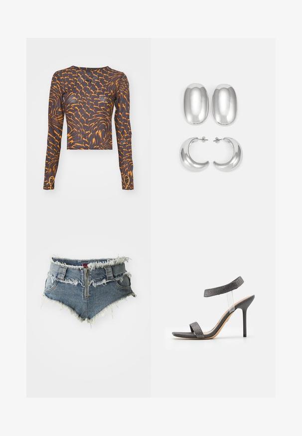 Puma DARE TO LONG SLEEVE TEE - Langarmshirt - galactic gray; Denim-Shorts mit fransigem Saum, hoher Taille, Reißverschluss vorne und zwei vorderen Taschen. Das Material ist ein verblasstes blaues Denim mit abgenutzten Details.; Schwarze High-Heels-Sandale mit einem transparenten Riemen, strukturiertem Obermaterial und schmalem Stiletto-Absatz. Verfügt über ein breites Vorderband und schimmernde Akzente.; Silberfarbener Ohrring-Satz: zwei ovale Stecker und zwei halbmondförmige Creolen, mit einer glänzenden, glatten Oberfläche und einem abgerundeten Design.