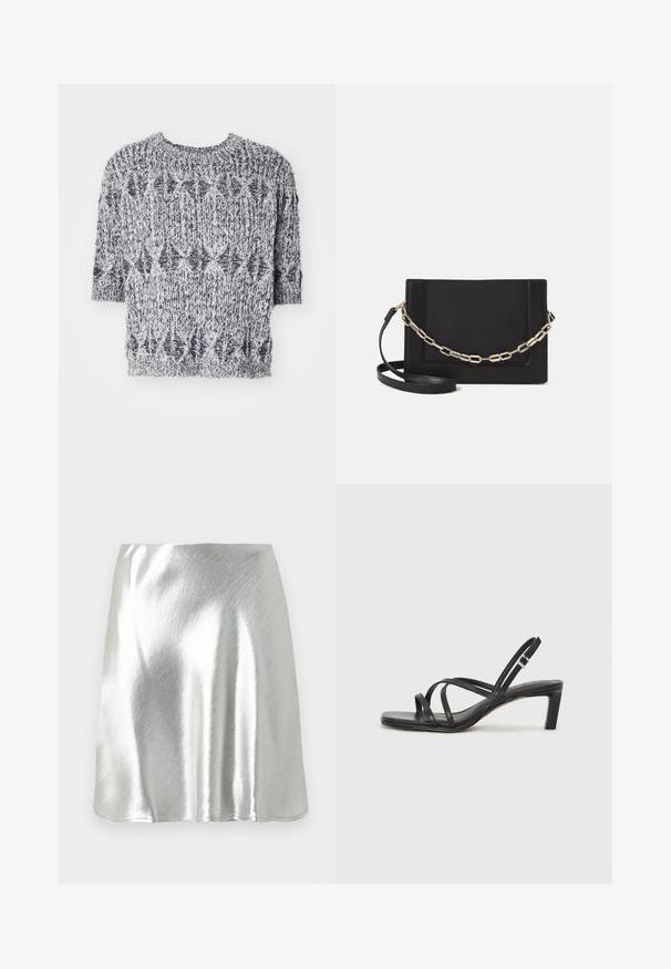 Pulover kratkih rukava, pleteni, u crnoj i bijeloj boji. Ima strukturirani uzorak s okruglim izrezom i blago labavim krojem.; Srebrnometalna mini suknja s glatkom teksturom i blagim sjajem. Ima široki kroj i jednostavan, uredan rub.; Crne sandale s trakama, kvadratnim prstom i niskom blok petom. Ima više tankih trakica i podesivu trakicu oko gležnja. Izrađene su od glatke kože.; Crna kožna torba preko tijela s glatkom teksturom, pravokutnim oblikom i metalnim lancem na prednjoj strani. Uključena je podesiva naramenica.
