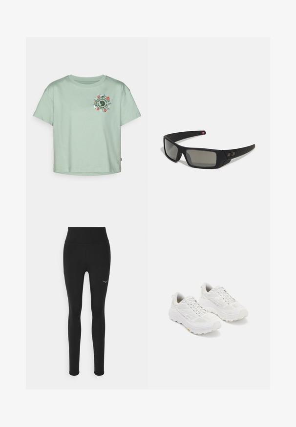 Šviesiai žalia trumpomis rankovėmis medvilninė marškinėliai, priekyje su apskritimu gėlių logotipu ir užrašu "Fjällräven Sweden 1960."; Juodos džinsai su aukštu liemeniu, pagaminti iš elastingos medžiagos. Yra mažas baltas logotipas kairėje pusėje ir siūlės dekoravimas.; Balti sportiniai batai su tinkliniais viršutiniais sluoksniais, sustiprintu pirštu, storu paminkštintu padu ir tekstūruota padu, skirta sukibimui.; Juodi akiniai saulės su matinio paviršiaus užbaigimu, stačiakampiai lęšiai, švelnus lenkimas ant šventyklų, subtilus logotipo detalizavimas ir dūminiai lęšiai.