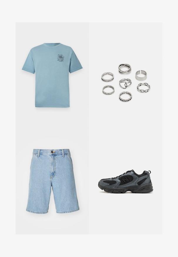Lyseblå bomulds t-shirt med en afslappet pasform, prydet med en lille sort grafik på venstre brystområde. Korte ærmer og rund halsudskæring.; Lysblå denim shorts med en afslappet pasform, der har lynlås og knaplukning samt fire lommer. Stoffet har en glat tekstur.; Sorte og grå atletiksko med en tekstureret mesh-overdel, gummisål og støttende design. Har logo og snøresystem.; Sæt af syv sølvringe med forskellige designs, herunder snoede, sammenkoblede og graverede mønstre. Forskellige former og bredder.