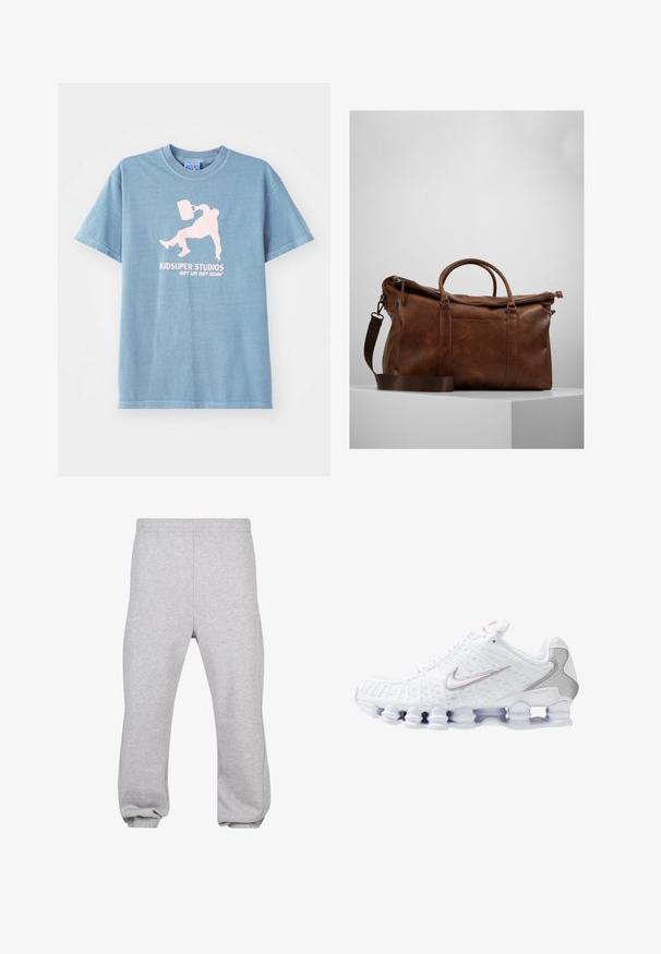 Svjetloplavi pamučni majica s okruglim izrezom, kratkim rukavima i otisnutom grafikom u ružičastoj boji koja prikazuje osobu koja drži kantu.; Sive trenirke iz mešanice bombaža, z elastičnim pasom, zoženimi nogami in manšetami na robovih. Preprost dizajn brez vzorcev.; Bela športna čevelj z teksturiranim mrežastim zgornjim delom, srebrnim logotipom Nike, oblazinjenim ovratnikom in edinstvenim prozornim plastičnim podplatom s pomiki.; Brahna usnjena potovalna torba z zadrgo, dvojno ročajema, nastavljivim naramnim trakom in vidnimi teksturami na površini.
