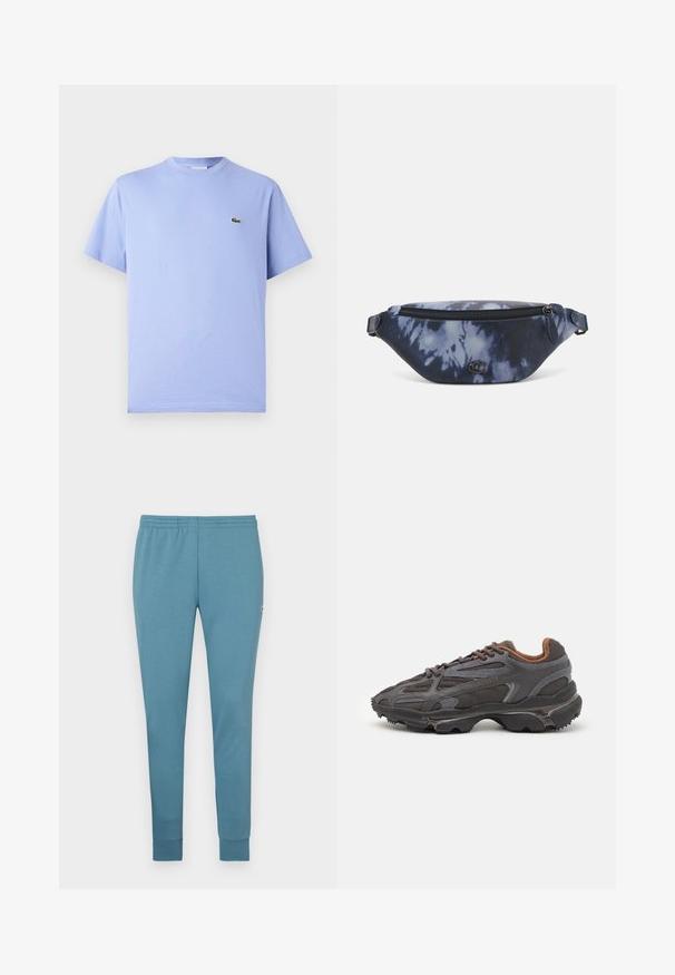 Camiseta de algodón azul claro con cuello redondo y mangas cortas. Presenta un pequeño logo de cocodrilo verde bordado en el pecho.; Pantalones de chándal azul claro fabricados en un tejido suave, con un diseño ajustado, cinturilla elástica y dobladillos con puños. Logo pequeño en un lado.; Zapatillas Lacoste en gris oscuro con material de malla y sintético, que cuentan con una suela texturizada y detalles en marrón en el cuello y la marca.; Riñonera en estampado de tie-dye azul oscuro con cremallera en la parte superior, material texturizado y un detalle de logotipo prominente en la parte frontal.