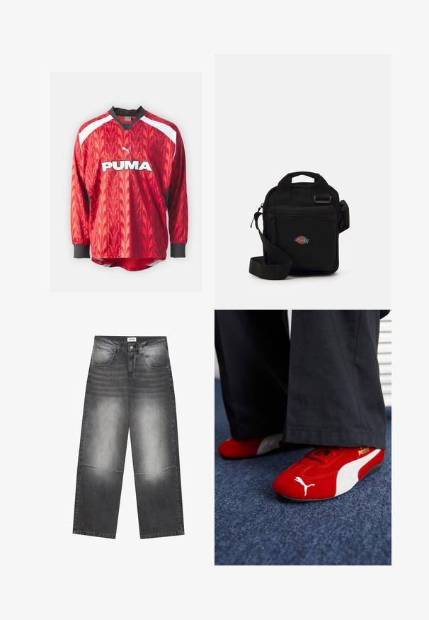 Puma FOOTBALL LONGSLEEVE - Top s dlhým rukávom - intense red; Široké čierne denimové džínsy s vyblednutým šedým povrchom, s prednými vreckami, zapínaním na gombík a jemným opotrebovaním na kolenách.; Červené zamatové tenisky s bielymi akcentmi, s textúrovaným materiálom, okrúhlou špičkou a zlatým logom na boku, obuté s čiernymi nohavicami.; Čierna crossbody taška s našitým zipsovým vreckom, obdĺžnikový tvar, vyrobená z textílie, s logom na prednej strane, nastaviteľný ramenný popruh.