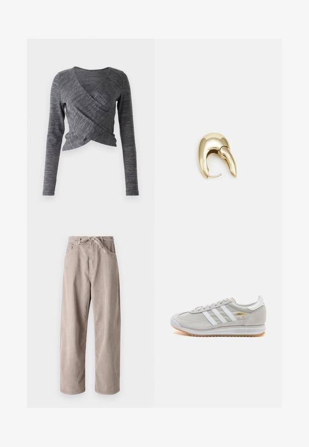 Szara bluzka z długim rękawem, zapinana na krzyż, z dekoltem w kształcie V; posiada teksturowany wzór dzianiny oraz dopasowany krój z zachodzącym na siebie przodem.; Beżowe spodnie w chód kordurowym o luźnym kroju, z elastycznym ściągaczem w pasie, dwoma przednimi kieszeniami i pionowym prążkowanym wzorem.; Jasnoszare sneakersy wykonane z zamszu i siateczki, z trzema białymi paskami, okrągłym noskiem i gumową podeszwą. Złoty akcent logo w pobliżu sznurowadeł.; Złote metalowe kolczyki o eleganckim, zakrzywionym kształcie. Posiadają charakterystyczny szpiczasty kształt, polerowaną powierzchnię oraz zapięcie na zawias.