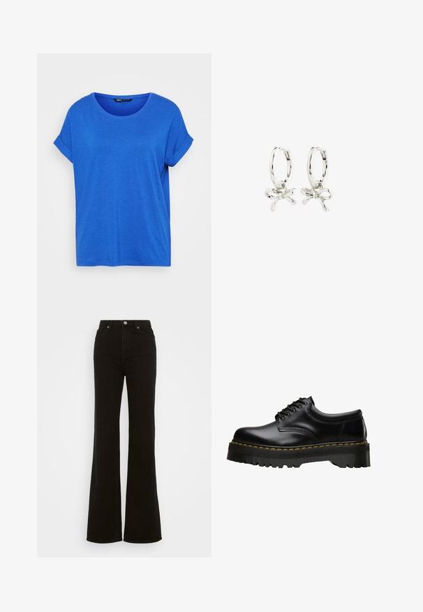 Zila kokvilnas T-kreklis ar apaļu kakla izgriezumu, sarullētām īsām piedurknēm un brīvu piegriezumu. Gluda tekstūra, bez rakstiem un taisna apakšmalu.; Augstas jostas melni izplūduši džinsi, kas izgatavoti no denima, ar pogu aizdari, sānu kabatām un gludu tekstūru.; Melni ādas kurpju zābaki ar biezām, zāģveida melnām gumijas zolgām un dzeltenu diegu apmalē, ar gludu virsmu.; Sudraba auskari ar gredzenu formu un saites dizainu, ar gludu apdari un pulētu tekstūru. Kompakts, minimālisma stils, kas piemērots dažādām reizēm.