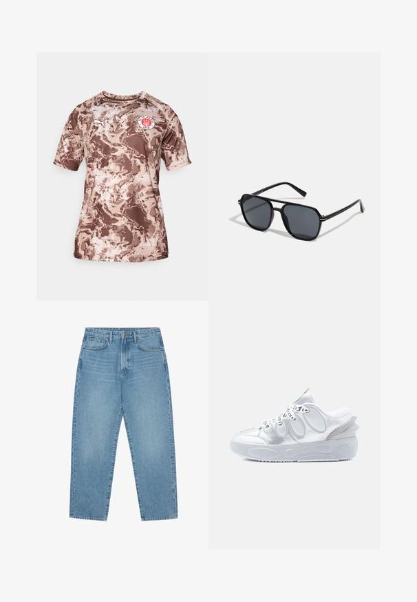 T-shirt a manica corta di colore marrone con motivo mimetico, realizzato in tessuto leggero, dotato di scollo rotondo e patch con logo sul petto.; Jeans a gamba larga in denim azzurro chiaro con vita alta, dotati di cinque tasche, passanti per cintura e una consistenza morbida e leggermente sbiadita.; Scarpa sportiva argento con tomaia metallica testurizzata, sistema di lacci distintivo, suola ammortizzata e dettagli di branding sul lato.; Occhiali da sole neri con montatura ottagonale, lenti scure, finitura lucida, aste sottili e dettagli dorati sul davanti.